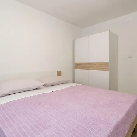 Apartament In With Kitchen Cres