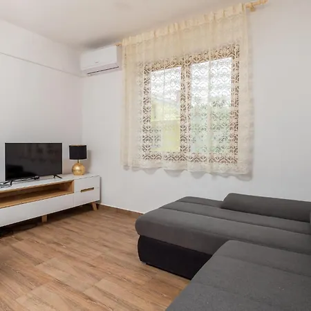 Apartment In With Kitchen *