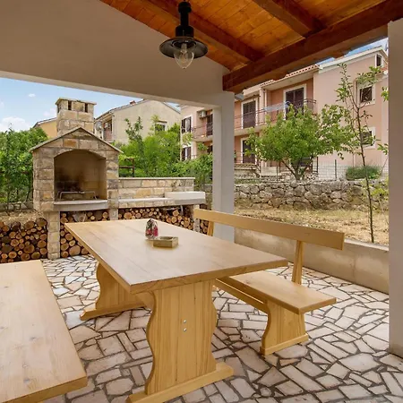 Apartment In With Kitchen Cres