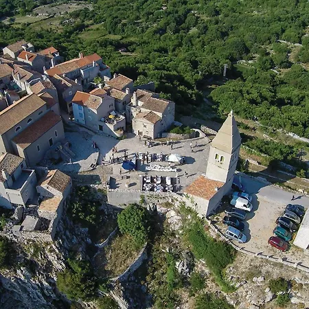 In With Kitchen Cres